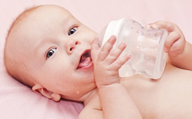 Мнение врачей однозначно. На грудном вскармливании новорожденному здоровому ребенку вода не нужна. 