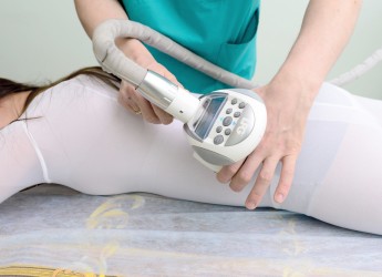 Инновационный LPG массаж тела, применяемый для планомерного деликатного избавления от целлюлита, подкожного жира и излишнего веса, представляет собой процедуру вакуумно-роликового липомассажа.