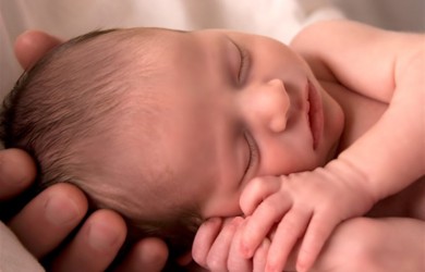 У большинства детей, рожденных в срок заметны только первые два родничка – остальные четыре либо закрываются очень быстро после рождения, либо настолько малы, что их очень трудно заметить.