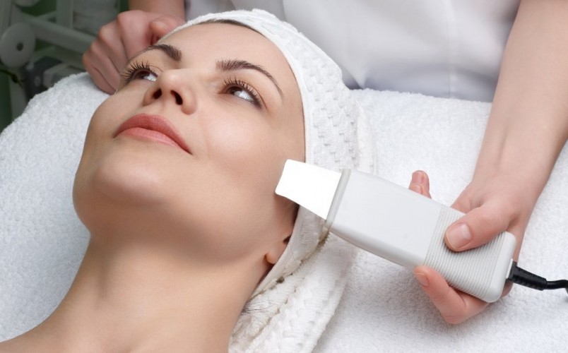 Чаще всего метод ультразвуковой чистки применяется при жирной коже лица, когда нужно сузить поры или во время гиперпигментации. 