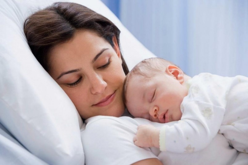Прыщики на лице у новорожденных могут появиться в результате разных причин. 