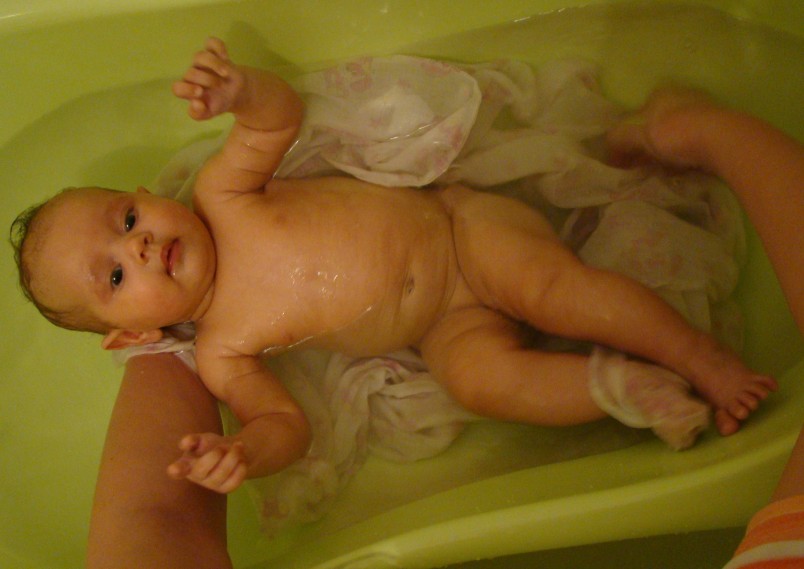 Принимать ванну с чередой можно не чаще раза в неделю - это растение слишком пересушивает нежную кожу младенца.