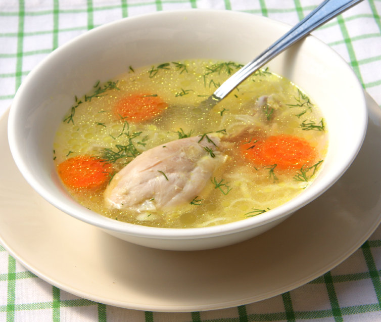 Куриный суп на нежирном бульоне - одно из самых полезных блюд для годовалого малыша.