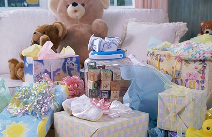 Подарки для новорожденного мальчика и его новоиспеченной маме должны быть практичными и соответствовать случаю.
