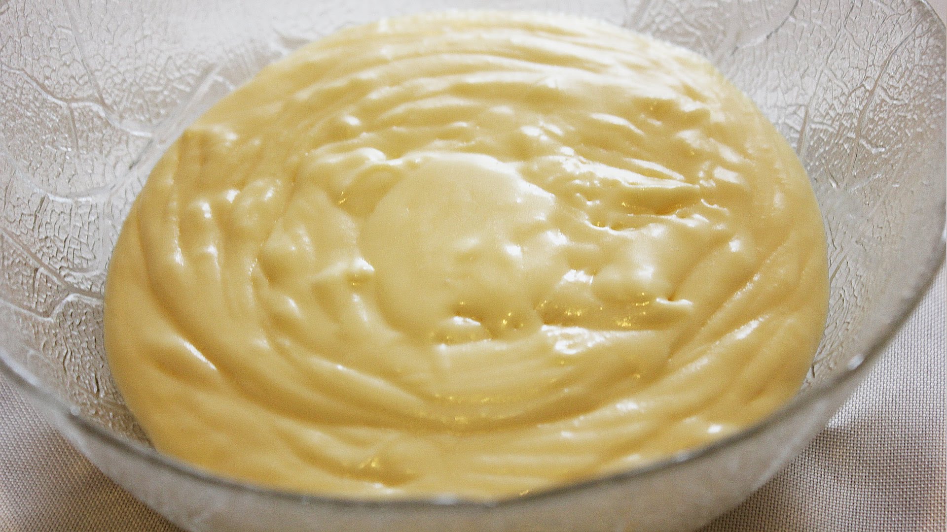 Крем масло сгущенка сметана рецепт. Масляный крем. Крем сливочный со сгущенным молоком. Крем для торта из сгущёнки. Крем сгущёнка с маслом.