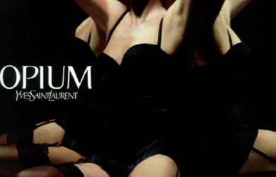 Opium от Yves Saint Laurent попал на прилавки магазинов в 1977 году и побил все существующие рекорды продаж – новые партии духов раскупались в считанные дни.