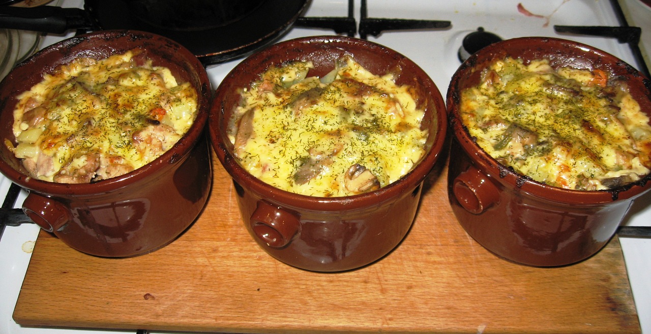 Картошка с грибами мясом в горшочке в духовке рецепт с фото пошагово