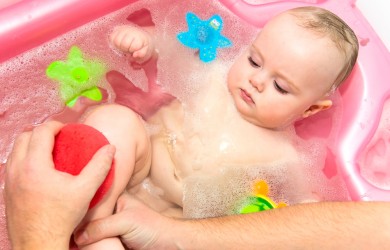 Одной из самых распространенных видов детских ванночек является обычная, классическая ванночка, в которой выросло не одно поколение малышей.