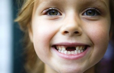 Появлению постоянных зубов предшествует физиологический процесс, во время которого корни молочных зубов рассасываются.