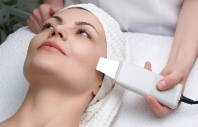 Чаще всего метод ультразвуковой чистки применяется при жирной коже лица, когда нужно сузить поры или во время гиперпигментации.