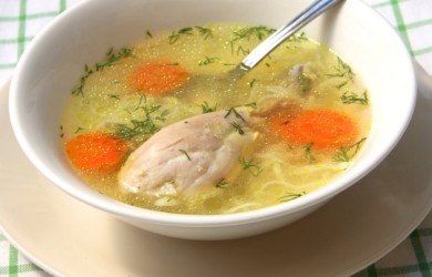 Куриный суп на нежирном бульоне - одно из самых полезных блюд для годовалого малыша.