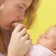 Если у новорожденного гноиться глазик, нужно поспособствовать скорейшему выведению гноя.