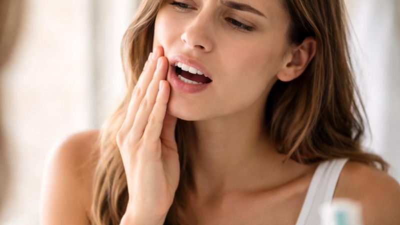 Как понять, что пора лечить кариес, а не ждать «пока перестанет»